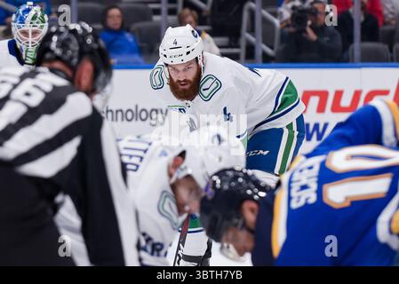 17 oct. 2019 : le défenseur des Canucks de Vancouver Jordie Benn (4) regarde la rondelle lâchée pour un affrontement lors d'un match de la Ligue nationale de hockey entre les Canucks de Vancouver et les Louis Blues tenus à l'Enterprise Center à Louis City, MO Richard Ulreich/CSM (crédit image : &copy ; Richard Ulreich/CSM via ZUMA Wire) Banque D'Images