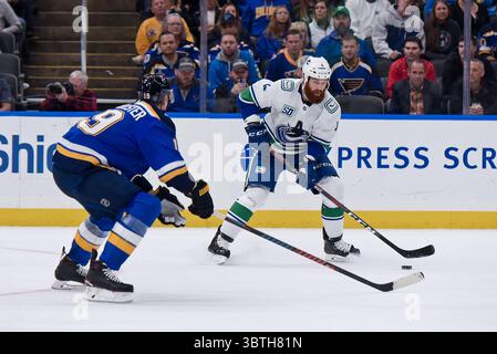 17 oct. 2019 : le défenseur Louis Blues Jay Bouwmeester (19) tente d'arrêter la passe du défenseur des Canucks de Vancouver Jordie Benn (4) lors d'un match de la Ligue nationale de hockey entre les Canucks de Vancouver et les membres Louis Blues tenu à l'Enterprise Center à Louis City, MO Richard Ulreich/CSM (Credit image : &copy ; Richard Ulreich/CSM via ZUMA Wire) Banque D'Images