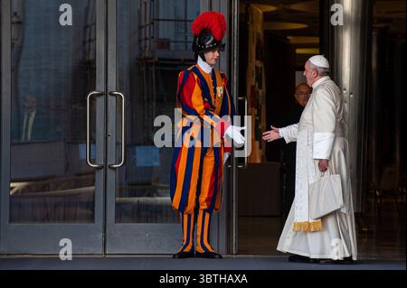 17 octobre 2019, Cité du Vatican, Saint-Siège : le Pape François salue la garde suisse en service, alors qu'il arrive à assister à la session de l'après-midi du Synode des évêques sur l'Amazonie dans la salle du Synode au Vatican...avec : le Pape François.où : Cité du Vatican, Saint-Siège.quand : 17 Oct 2019.crédit : >..**DISPONIBLE UNIQUEMENT POUR LES États-Unis* (image de crédit : © IPB/WENN via ZUMA Press) Banque D'Images