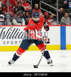 18 octobre 2019 : défenseur des Capitals de Washington (33) Radko Gudas passe la rondelle sur la glace lors d'un match de la LNH entre les Capitals de Washington et les Rangers de New York au Capital One Arena de Washington DC. Justin Cooper/CSM(Credit image : &copy ; Justin Cooper/CSM via ZUMA Wire) Banque D'Images
