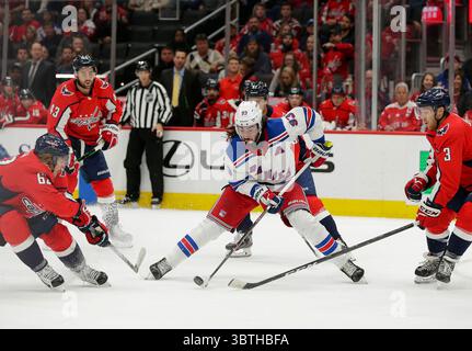 18 octobre 2019 : New York Rangers Center (93) Mika Zibanejad travaille la rondelle autour de l'aile gauche des Capitals de Washington (62) Carl Hagelin et défenseur des Capitals de Washington (3) Nick Jensen lors d'un match de la LNH entre les Capitals de Washington et les Rangers de New York au Capital One Arena de Washington DC Justin Cooper/CSM(Credit image : &copy ; Justin Cooper/CSM via ZUMA Wire) Banque D'Images