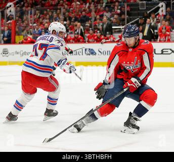 18 octobre 2019 : le défenseur des Capitals de Washington (3) Nick Jensen attrape la rondelle avec sa poitrine lors d'un match de la LNH entre les Capitals de Washington et les Rangers de New York à la Capital One Arena de Washington DC. Justin Cooper/CSM(Credit image : &copy ; Justin Cooper/CSM via ZUMA Wire) Banque D'Images