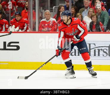 18 octobre 2019 : le défenseur des Capitals de Washington (3) Nick Jensen cherche à passer la rondelle lors d'un match de la LNH entre les Capitals de Washington et les Rangers de New York au Capital One Arena de Washington DC. Justin Cooper/CSM (crédit image : &copy ; Justin Cooper/CSM via ZUMA Wire) Banque D'Images
