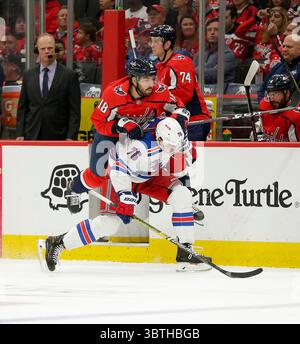 18 octobre 2019 : le défenseur des Rangers de New York (76) Brady Skjei frappe le Washington Capitals Center (18) Chandler Stephenson lors d'un match dans la LNH entre les Capitals de Washington et les Rangers de New York au Capital One Arena de Washington DC. Justin Cooper/CSM(Credit image : &copy ; Justin Cooper/CSM via ZUMA Wire) Banque D'Images