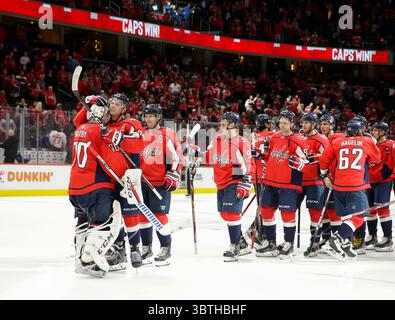 18 octobre 2019 : défenseur des Capitals de Washington (74) John Carlson embrasse le gardien des Capitals de Washington (70) Braden Holtby après un match de la LNH entre les Capitals de Washington et les Rangers de New York au Capital One Arena de Washington DC. Justin Cooper/CSM(image crédit : &copy ; Justin Cooper/CSM via ZUMA Wire) Banque D'Images