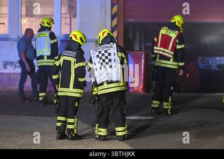 Schkeuditz - Dunkle Rauchwolken aus der Feuerwache Feuerwehr Glesien muss ihre eigene Wache löschen 02.06.2025 gegen 0,20 Uhr Schkeuditz OT Glesien, Lindenstraße Brandkatastrophe in der Nacht zu Mittwoch in Schkeuditz : gegen 0,20 Uhr wurden dutzende Feuerwehrleute zur Feuerwache in Glesien gerufen. Dort alarmierten Anwohner per Notruf die Kräfte, weil starker Rauch aus ihrer eigenen Wache drang. BEI Eintreffen der Kräfte stellten sie ein Feuer im Gerätehaus der Feuerwehr Glesien fest. Unter Atemschutz gingen sie vor, löschten den Brand und konnten SO schlimmeren Schaden verhindern. über eine d Banque D'Images