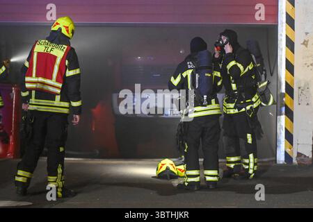 Schkeuditz - Dunkle Rauchwolken aus der Feuerwache Feuerwehr Glesien muss ihre eigene Wache löschen 02.06.2025 gegen 0,20 Uhr Schkeuditz OT Glesien, Lindenstraße Brandkatastrophe in der Nacht zu Mittwoch in Schkeuditz : gegen 0,20 Uhr wurden dutzende Feuerwehrleute zur Feuerwache in Glesien gerufen. Dort alarmierten Anwohner per Notruf die Kräfte, weil starker Rauch aus ihrer eigenen Wache drang. BEI Eintreffen der Kräfte stellten sie ein Feuer im Gerätehaus der Feuerwehr Glesien fest. Unter Atemschutz gingen sie vor, löschten den Brand und konnten SO schlimmeren Schaden verhindern. über eine d Banque D'Images