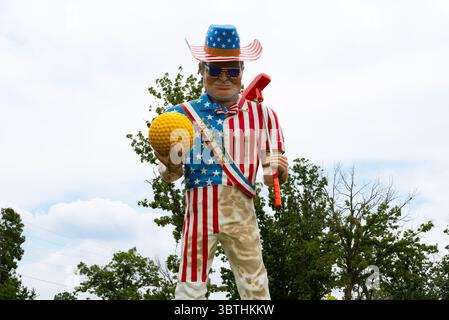 Robert, Missouri - États-Unis - 17 juin 2025 : le Mega Mayor Muffler Man, érigé en 2021, à l'usine Uranus Fudge sur la route 66 Banque D'Images