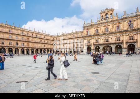 Les touristes et les vacanciers dans la Plaza Mayor dans la ville espagnole de Salamanque Espagne Banque D'Images