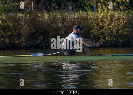 19 octobre 2019 - Boston, Massachusetts, États-Unis - la 55e édition annuelle de la Charles Regatta, qui a lieu à Boston les 19 et 20 octobre, rassemble des concurrents et des spectateurs du monde entier. Plus de 10 000 athlètes des États-Unis et de plus de 20 pays participent à 71 courses. Beaucoup des meilleurs rameurs du monde courent cette année, avant les Jeux olympiques de l'été prochain. De nombreux vainqueurs de médailles olympiques passés sont en compétition cette année. Le parcours longe la magnifique rivière Charles, serpentant entre Cambridge et Boston. Cet événement célèbre a réuni des rameurs de partout dans le WOR Banque D'Images