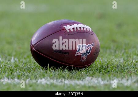 20 octobre 2019 : un ballon de football Wilson portant le logo de 100 ans repose sur le gazon pendant le match de football NFL entre les Raiders d'Oakland et les Packers de Green Bay au lambeau Field à Green Bay, WISCONSIN. John Fisher/CSM(image de crédit : &copy ; John Fisher/CSM via ZUMA Wire) Banque D'Images