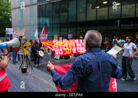Londres, Royaume-Uni. 15 juillet 2025. Les nettoyeurs du siège social d'Ernst & Young (EY) à Londres se mettent en grève contre le projet de Mitie de supprimer 37 % des nettoyeurs Banque D'Images