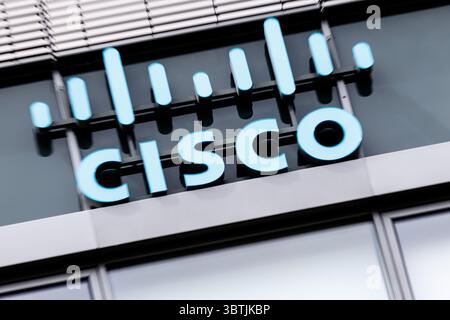 07 juillet 2025, Bavière, Garching BEI München : le logo et le lettrage Cisco Systems, Inc. sont visibles sur le siège de Cisco Systems GmbH à Garching, près de Munich (Bavière). Cisco est une société américaine de l'industrie des télécommunications et est principalement connue pour ses routeurs et commutateurs. Photo : Matthias Balk/dpa Banque D'Images