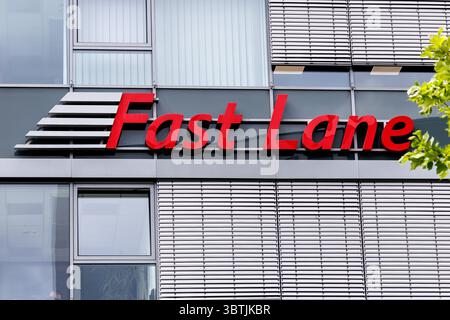 07 juillet 2025, Bavière, Garching BEI München : le logo et le lettrage du Fast Lane Institute for Knowledge Transfer GmbH sont visibles sur le bâtiment du siège social allemand de la société à Garching, près de Munich (Bavière). L’entreprise est spécialisée dans la formation technologique et commerciale ainsi que dans les services de conseil en transformation numérique. Photo : Matthias Balk/dpa Banque D'Images