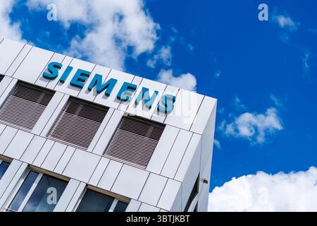 07 juillet 2025, Bavière, Garching BEI München : le lettrage et le logo de Siemens AG sont visibles sur la façade du siège social de la société à Garching, près de Munich (Bavière), le 7 juillet 2025. Siemens AG est un conglomérat allemand dont les sièges sociaux sont situés à Berlin et Munich. Photo : Matthias Balk/dpa Banque D'Images