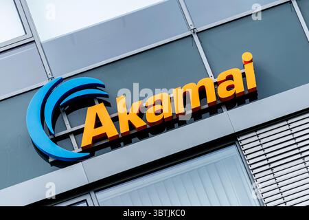 07 juillet 2025, Bavière, Garching BEI München : le logo et le lettrage d'Akamai technologies sont visibles sur le bâtiment du siège social allemand de la société à Garching, près de Munich (Bavière). La société est un fournisseur de services Internet coté avec siège social aux États-Unis. Akamai est active dans les domaines du cloud computing, de l'informatique de périphérie, de la cybersécurité et de la diffusion de contenu. Photo : Matthias Balk/dpa Banque D'Images