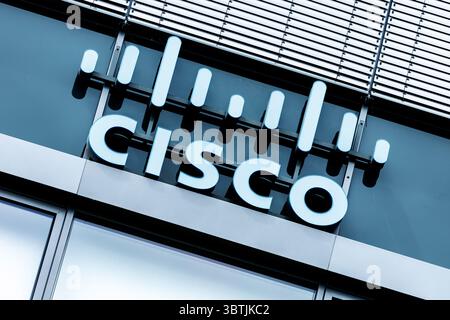 07 juillet 2025, Bavière, Garching BEI München : le logo et le lettrage Cisco Systems, Inc. sont visibles sur le siège de Cisco Systems GmbH à Garching, près de Munich (Bavière). Cisco est une société américaine de l'industrie des télécommunications et est principalement connue pour ses routeurs et commutateurs. Photo : Matthias Balk/dpa Banque D'Images