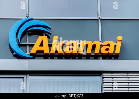 07 juillet 2025, Bavière, Garching BEI München : le logo et le lettrage d'Akamai technologies sont visibles sur le bâtiment du siège social allemand de la société à Garching, près de Munich (Bavière). La société est un fournisseur de services Internet coté avec siège social aux États-Unis. Akamai est active dans les domaines du cloud computing, de l'informatique de périphérie, de la cybersécurité et de la diffusion de contenu. Photo : Matthias Balk/dpa Banque D'Images