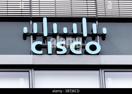07 juillet 2025, Bavière, Garching BEI München : le logo et le lettrage Cisco Systems, Inc. sont visibles sur le siège de Cisco Systems GmbH à Garching, près de Munich (Bavière). Cisco est une société américaine de l'industrie des télécommunications et est principalement connue pour ses routeurs et commutateurs. Photo : Matthias Balk/dpa Banque D'Images