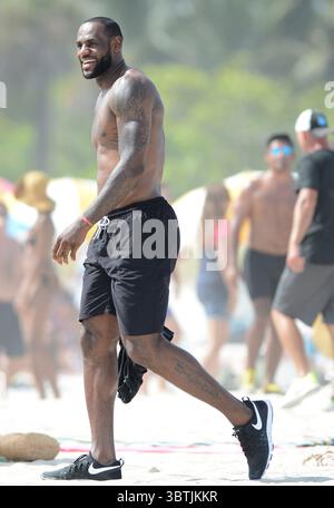 MIAMI BEACH, Floride - 16 AOÛT : LeBron James s'est présenté sur place à Miami Beach pour une publicité Nike. Le champion de la NBA a sauté sur un vélo et a roulé autour de la zone emblématique d'Ocean Drive avec quelques autres coureurs pendant que les caméras roulaient. Par la suite, le MVP de la NBA LeBron James a pris la tâche de gaspiller l'argent des contribuables, disant qu'il avait besoin d'aide pour se rendre à un concert de Justin Timberlake et Jay Z vendredi soir. La star de Miami Heat a ensuite posté une vidéo de lui disant qu'il suivait ''une escorte de police du mauvais côté de la rue'' pour se rendre au concert au Sun Life Stadium. La vidéo de huit secondes montre Banque D'Images
