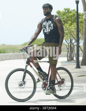 MIAMI BEACH, Floride - 16 AOÛT : LeBron James s'est présenté sur place à Miami Beach pour une publicité Nike. Le champion de la NBA a sauté sur un vélo et a roulé autour de la zone emblématique d'Ocean Drive avec quelques autres coureurs pendant que les caméras roulaient. Par la suite, le MVP de la NBA LeBron James a pris la tâche de gaspiller l'argent des contribuables, disant qu'il avait besoin d'aide pour se rendre à un concert de Justin Timberlake et Jay Z vendredi soir. La star de Miami Heat a ensuite posté une vidéo de lui disant qu'il suivait ''une escorte de police du mauvais côté de la rue'' pour se rendre au concert au Sun Life Stadium. La vidéo de huit secondes montre Banque D'Images