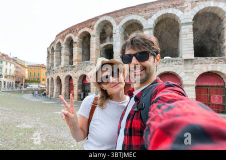 Couple de touristes prenant un portrait selfie visitant l'Italie - homme senior et femme profitant de vacances de week-end - concept de style de vie heureux Banque D'Images