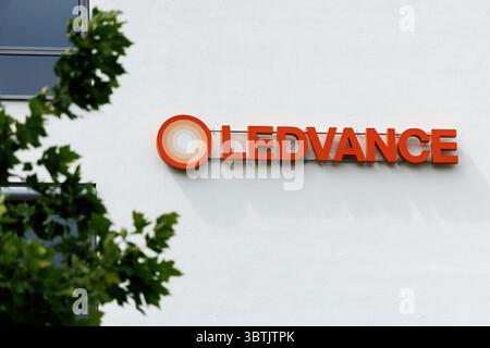 07 juillet 2025, Bavière, Garching BEI München : le logo et le lettrage de Ledvance GmbH sont visibles sur le bâtiment du siège de la société à Garching, près de Munich (Bavière). La société est un fabricant de technologie d'éclairage et de maison intelligente. La société est entièrement détenue par la société chinoise d'éclairage MLS. Photo : Matthias Balk/dpa Banque D'Images