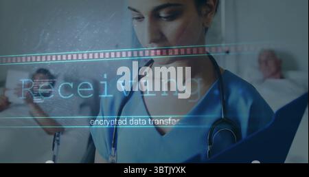 Examen de l'infirmière indienne vérifiant le dossier et le stéthoscope à l'hôpital, avec transfert de données cryptées Banque D'Images
