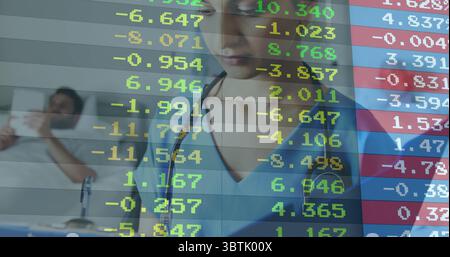 Fournisseur avec stéthoscope de surveillance du patient à l'hôpital, avec téléphone de lit et recouvrement financier Banque D'Images