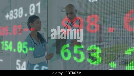 Infirmière de gommage, médecin blouse de laboratoire examinant la radiographie à l'écran en clinique avec stéthoscopes, données de stock Banque D'Images