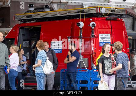 Londres, Royaume-Uni. 15 juillet 2025. Reconnaissance faciale en direct unité de police métropolitaine devant la station de métro Hammersmith. La caméra confirme l'identité des individus à l'aide de leurs traits faciaux. Crédit : Mark Thomas/Alamy Live News Banque D'Images