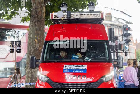 Londres, Royaume-Uni. 15 juillet 2025. Reconnaissance faciale en direct unité de police métropolitaine devant la station de métro Hammersmith. La caméra confirme l'identité des individus à l'aide de leurs traits faciaux. Crédit : Mark Thomas/Alamy Live News Banque D'Images