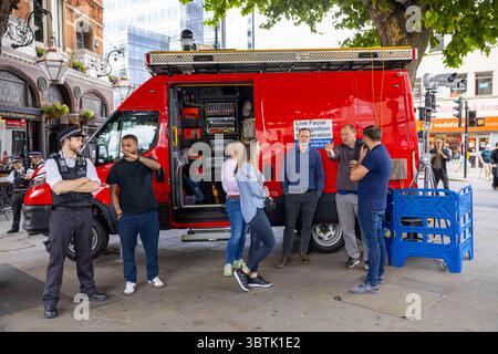 Londres, Royaume-Uni. 15 juillet 2025. Reconnaissance faciale en direct unité de police métropolitaine devant la station de métro Hammersmith. La caméra confirme l'identité des individus à l'aide de leurs traits faciaux. Crédit : Mark Thomas/Alamy Live News Banque D'Images