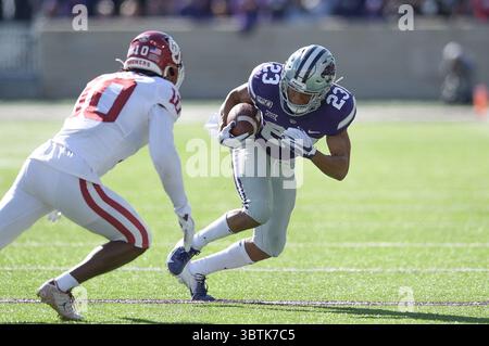 26 octobre 2019 : Joshua Youngblood (23 ans), receveur des Wildcats de l'État du Kansas, tente d'éviter la sécurité des Oklahoma Sooners Pat Fields (10 ans) pendant le match de football de la NCAA entre les Oklahoma Sooners et les Wildcats de l'État du Kansas au Bill Snyder Family Stadium à Manhattan, Kansas. Kendall Shaw/CSM(image de crédit : &copy ; Kendall Shaw/CSM via ZUMA Wire) Banque D'Images