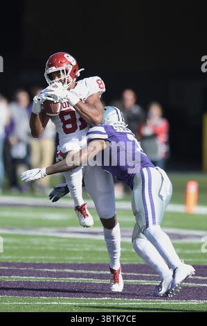 26 octobre 2019 : le receveur des Oklahoma Sooners Wide Trejan Bridges (8) fait une prise au milieu du terrain tard dans le match de football de la NCAA entre les Oklahoma Sooners et les Wildcats de l'État du Kansas au Bill Snyder Family Stadium à Manhattan, Kansas. Kendall Shaw/CSM(image de crédit : &copy ; Kendall Shaw/CSM via ZUMA Wire) Banque D'Images