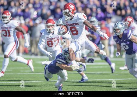 26 octobre 2019 : le dos défensif des Wildcats du Kansas State AJ Parker (12 ans) plonge pour les jambes du cornerback des Oklahoma Sooners Tre Brown (6 ans) pendant le match de football de la NCAA entre les Sooners de l'Oklahoma et les Wildcats du Kansas au Bill Snyder Family Stadium à Manhattan, Kansas. Kendall Shaw/CSM(image de crédit : &copy ; Kendall Shaw/CSM via ZUMA Wire) Banque D'Images