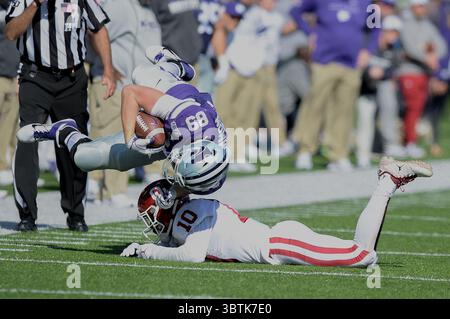 26 octobre 2019 : Kansas State Wildcats Tight End Blaise Gammon (89) est déclenché par Pat Fields (10) pendant le match de football de la NCAA entre les Oklahoma Sooners et les Wildcats du Kansas au Bill Snyder Family Stadium à Manhattan, Kansas. Kendall Shaw/CSM(image de crédit : &copy ; Kendall Shaw/CSM via ZUMA Wire) Banque D'Images