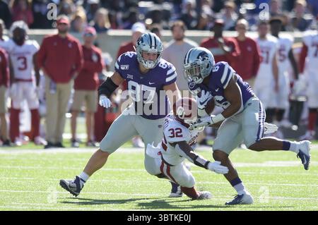26 octobre 2019 : sécurité des Oklahoma Sooners Delarrin Turner-yell (32) plonge pour les jambes des Wildcats de l'État du Kansas en courant Jordon Brown (6) pendant le match de football de la NCAA entre les Sooners de l'Oklahoma et les Wildcats de l'État du Kansas au Bill Snyder Family Stadium à Manhattan, Kansas. Kendall Shaw/CSM(image de crédit : &copy ; Kendall Shaw/CSM via ZUMA Wire) Banque D'Images