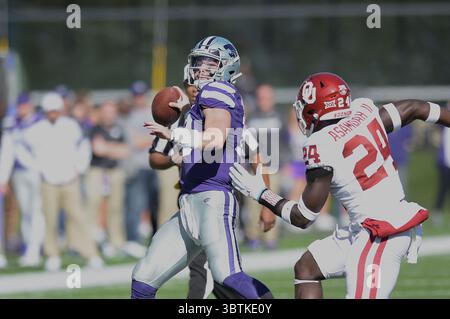 26 octobre 2019 : le quarterback Skylar Thompson (10 ans) des Wildcats de l'État du Kansas est déséquilibré alors qu'il est sous la pression du linebacker Brian Asamoah (24 ans) des Oklahoma Sooners lors du match de football NCAA entre les Sooners de l'État du Kansas et les Wildcats de l'État du Bill Snyder Family Stadium à Manhattan, Kansas. Kendall Shaw/CSM(image de crédit : &copy ; Kendall Shaw/CSM via ZUMA Wire) Banque D'Images