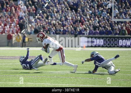 26 octobre 2019 : CeeDee Lamb (2), receveur des Oklahoma Sooners Wide, laisse deux K-State Defenders sur le terrain alors qu'il court pour un parcours positif pendant le match de football de la NCAA entre les Oklahoma Sooners et les Kansas State Wildcats au Bill Snyder Family Stadium à Manhattan, Kansas. Kendall Shaw/CSM(image de crédit : &copy ; Kendall Shaw/CSM via ZUMA Wire) Banque D'Images