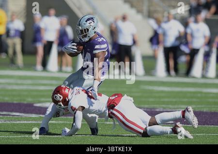26 octobre 2019 : le cornerback des Oklahoma Sooners Jaden Davis (4) plonge pour les jambes du Kansas State Wildcats Running back James Gilbert (34) pendant le match de football de la NCAA entre les Oklahoma Sooners et les Kansas State Wildcats au Bill Snyder Family Stadium à Manhattan, Kansas. Kendall Shaw/CSM(image de crédit : &copy ; Kendall Shaw/CSM via ZUMA Wire) Banque D'Images