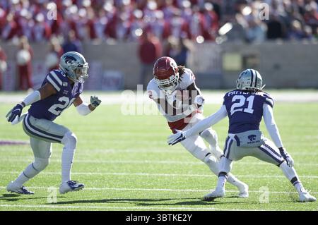 26 octobre 2019 : CeeDee Lamb (2), receveur des Oklahoma Sooners, protège le ballon alors qu'il voit le trou se refermer pendant le match de football de la NCAA entre les Oklahoma Sooners et les Wildcats de l'État du Kansas au Bill Snyder Family Stadium à Manhattan, Kansas. Kendall Shaw/CSM(image de crédit : &copy ; Kendall Shaw/CSM via ZUMA Wire) Banque D'Images