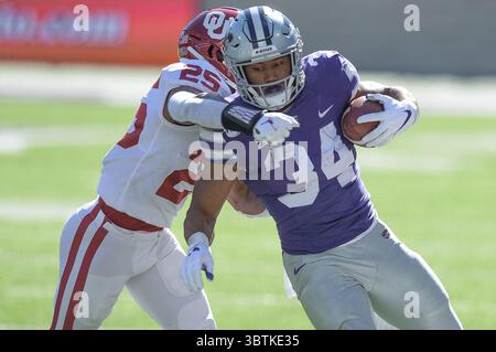 26 octobre 2019 : James Gilbert (34) est chassé de ses limites par Justin Broiles (25) lors du match de football NCAA entre les Sooners d'Oklahoma et les Wildcats du Kansas au Bill Snyder Family Stadium à Manhattan, Kansas. Kendall Shaw/CSM(image de crédit : &copy ; Kendall Shaw/CSM via ZUMA Wire) Banque D'Images