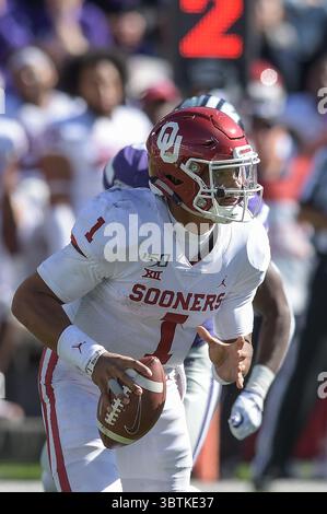 26 octobre 2019 : le quarterback des Oklahoma Sooners Jalen Hurts (1) roule à sa droite alors qu'il cherche à jeter au sol pendant le match de football de la NCAA entre les Oklahoma Sooners et les Wildcats de l'État du Kansas au Bill Snyder Family Stadium à Manhattan, Kansas. Kendall Shaw/CSM(image de crédit : &copy ; Kendall Shaw/CSM via ZUMA Wire) Banque D'Images