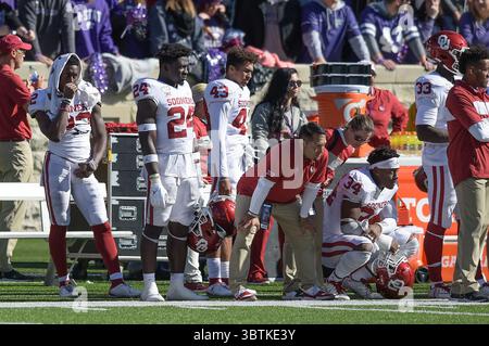 26 octobre 2019 : le banc des Oklahoma Sooners regarde comme les Wildcats assurent la victoire lors du match de football NCAA entre les Oklahoma Sooners et les Wildcats de l'État du Kansas au Bill Snyder Family Stadium à Manhattan, Kansas. Kendall Shaw/CSM(image de crédit : &copy ; Kendall Shaw/CSM via ZUMA Wire) Banque D'Images
