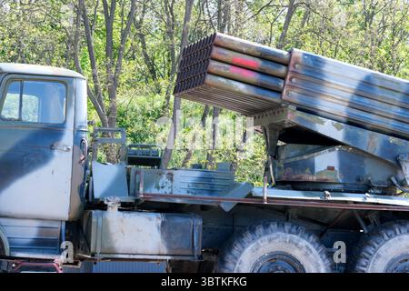 Lance-roquettes 'Grad' BM-21 sur une voiture, vieux matériel militaire soviétique Banque D'Images