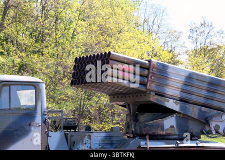 Lance-roquettes 'Grad' BM-21 sur une voiture, vieux matériel militaire soviétique Banque D'Images