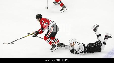 27 octobre 2019, Chicago, il, USA : L'aile droite des Blackhawks de Chicago Alex DeBrincat (12 ans) patine loin du défenseur des Kings de Los Angeles Alec Martinez (27 ans), s'est évadé sur la glace, lors de la troisième période dimanche, 27 octobre 2019 au United Center à Chicago, Ill. DeBrincat a marqué un but et a obtenu deux passes décisives dans le match. Les Blackhawks ont gagné 5-1. (Crédit image : © TNS via ZUMA Wire) Banque D'Images