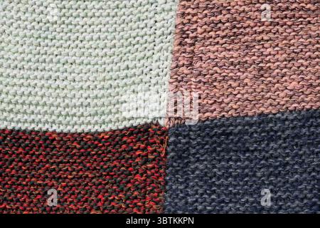 Arrière-plan de fragments colorés tôt lumineux de tapis de sol tricotés à la main artisanat folklorique ukrainien traditionnel Banque D'Images