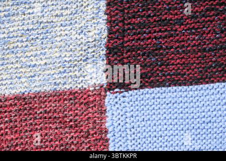 Arrière-plan de fragments colorés tôt lumineux de tapis de sol tricotés à la main artisanat folklorique ukrainien traditionnel Banque D'Images
